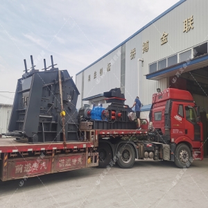 1000*700液壓對(duì)輥制砂機(jī)，1210反擊破發(fā)往四川