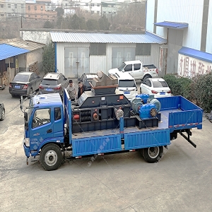 大型半自動液壓對輥破碎機發貨 發往廣東