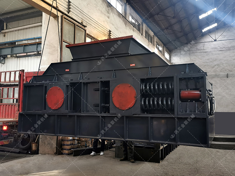 2PG1500x800鵝卵石破碎機設備發往重慶