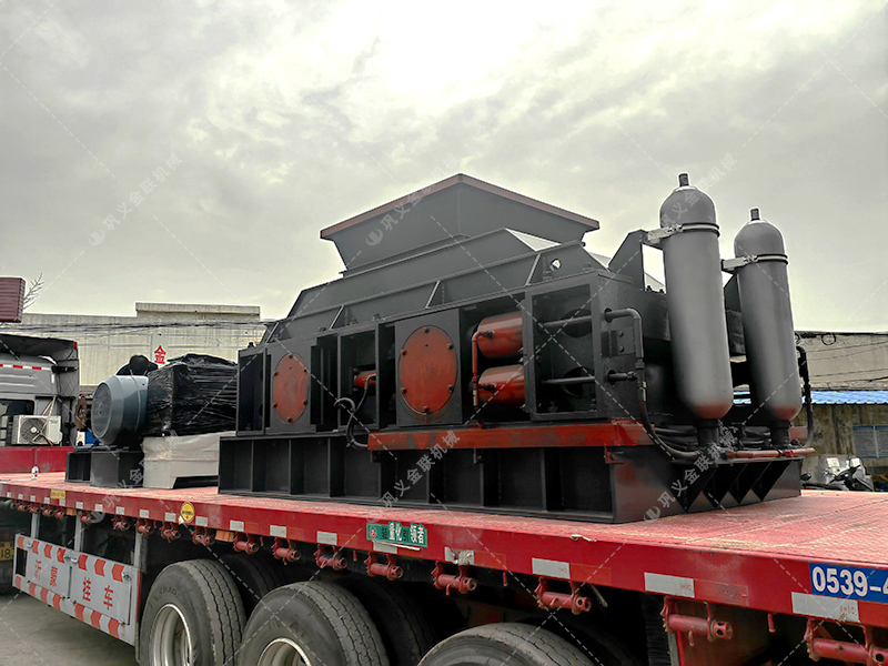 1500x800大型液壓對輥破碎制砂機(jī)發(fā)貨圖片
